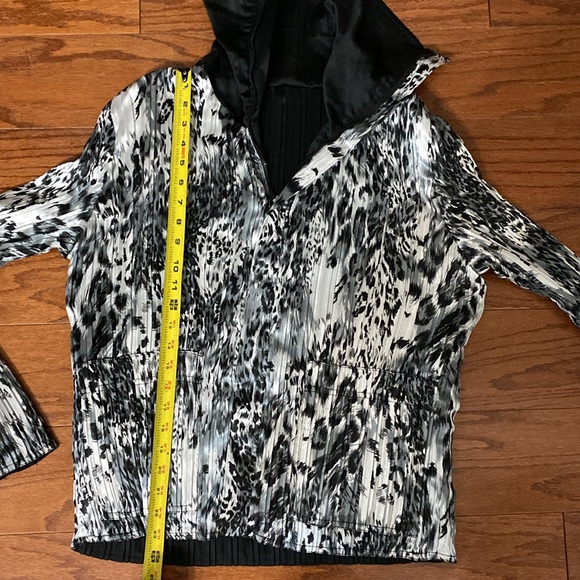 Julia Lane black & white animal pattern reversible jacket -Size Medium - Picture 15 of 16